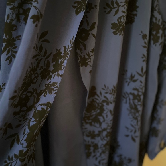 NWT Torrid Navy & Black Floral Tulip Back Blouse - Picture 8 of 10